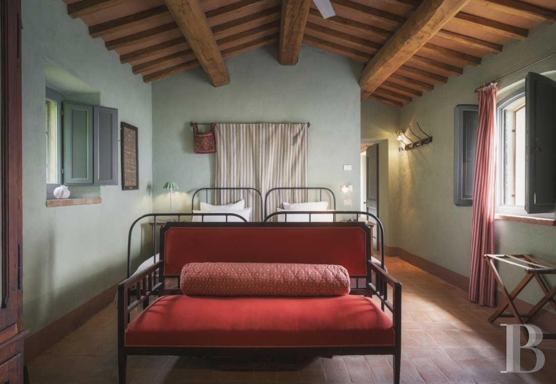 An old olive grove farmhouse restored to its former glory, overlooking the countryside in the Val d'Orcia in Tuscany - photo  n°22